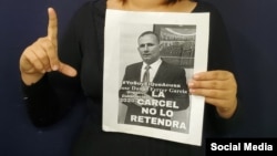 Nelva Ortega sostiene una foto de su esposo, el líder de UNPACU José Daniel Ferrer, detenido tras las protestas del 11J en Cuba.
