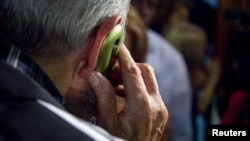 Fidel Castro habla de su celular.