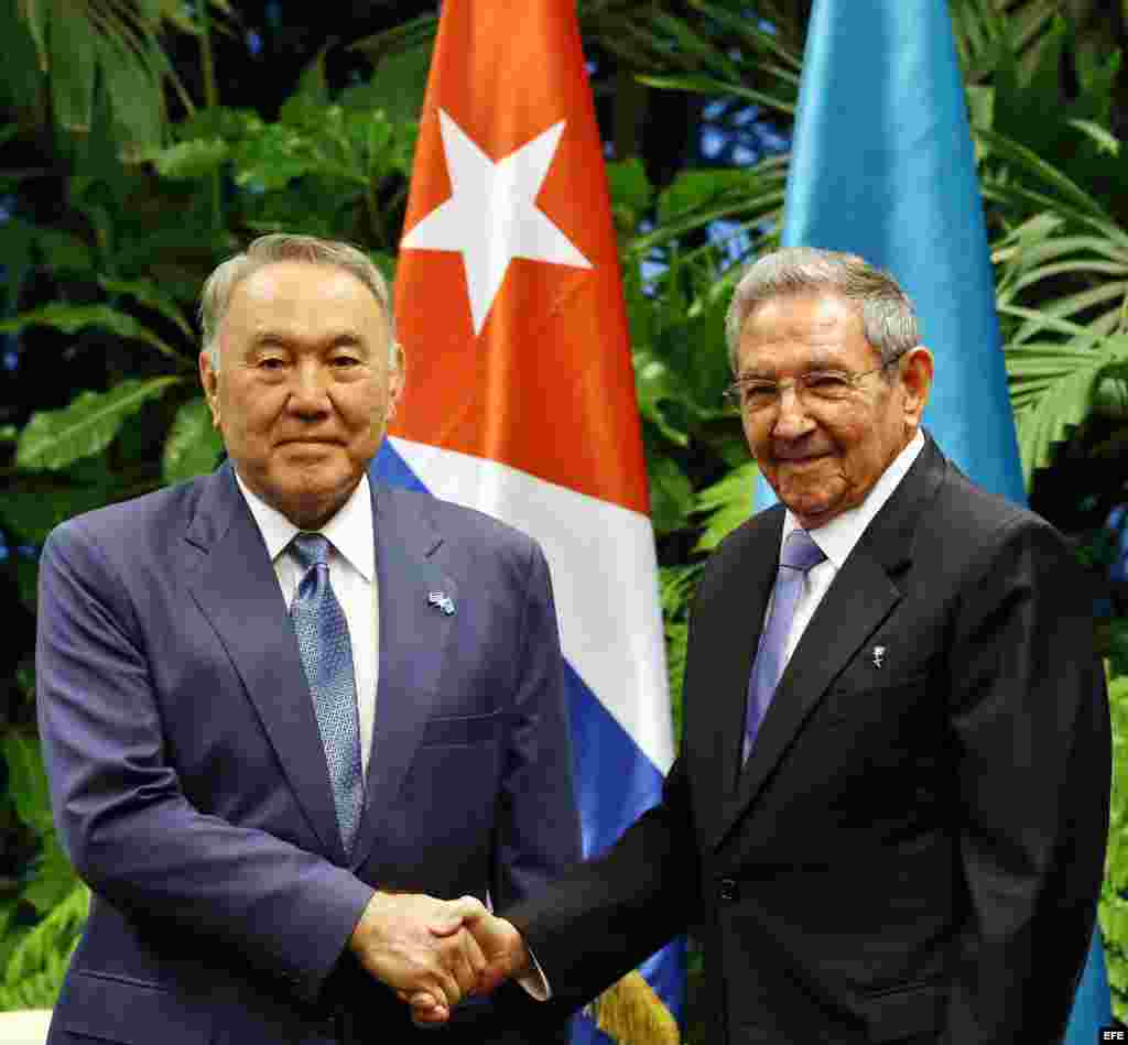 Raúl Castro (d) y su homólogo de Kazajistán, Nursultán Nazarbáyev.
