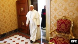 El Papa Francisco, hoy, dirigiéndose a una audiencia privada en El Vaticano con el presidente de Letonia Andris Berzins.
