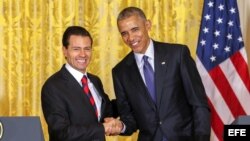 El presidente mexicano, Enrique Peña Nieto (i)y su homólogo estadounidense, Barack Obama (d), tras una rueda de prensa celebrada en julio de este año.