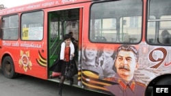 Los autobúses con retratos de Stalin en Rusia. 