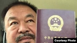 Ai Weiwei muestra su pasaporte chino en Instagram.