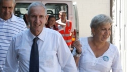 Foto de archivo del expreso político cubano Juan Adolfo Fernández Saínz, a su llegada a Madrid el 20 de agosto de 2010 acompañado de su esposa tras ser excarcelado.