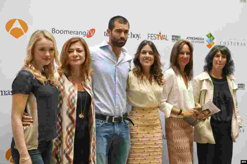 Los actores de la serie de Antena 3 "El tiempo entre costuras". En el medio Rubén Cortada. 