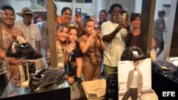 Varias personas observan el interior de una de las nuevas tiendas de lujo inauguradas este sábado en La Habana.