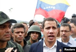 Juan Guaidó, Leopoldo López hablan con medios de prensa en Caracas.