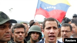 Juan Guaidó, Leopoldo López hablan con medios de prensa en Caracas.