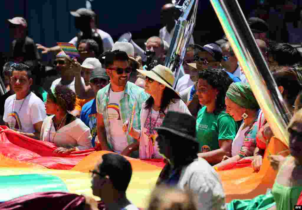 Mariela Castro (c), directora del Centro Nacional de Educación Sexual (Cenesex), e hija del gobernante cubano Raúl Castro, encabeza una conga por los derechos LGTBI.