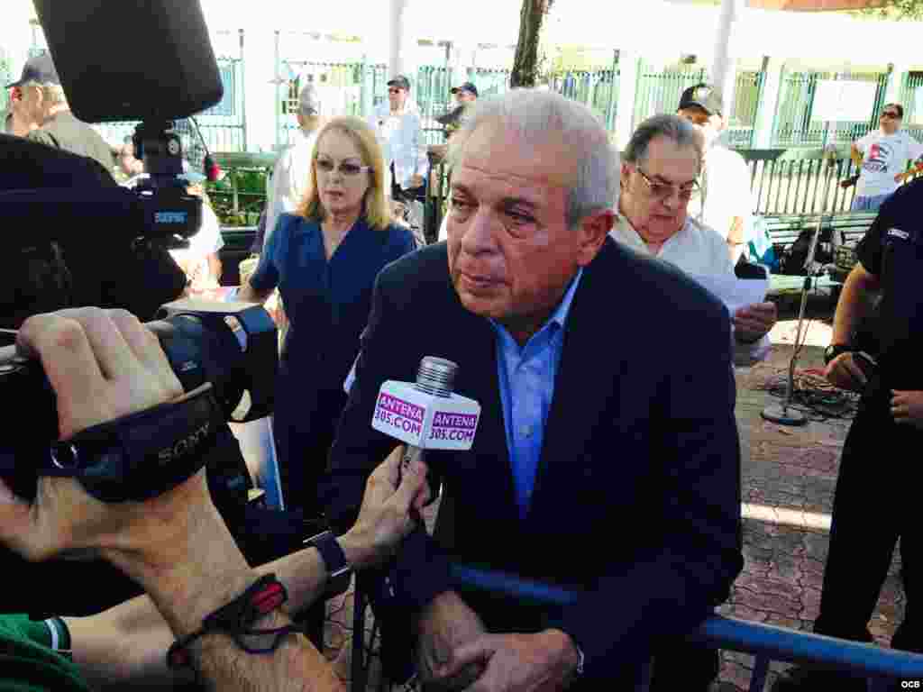 El alcalde de la ciudad de Miami, Tomás Regalado, acudió a la convocatoria.