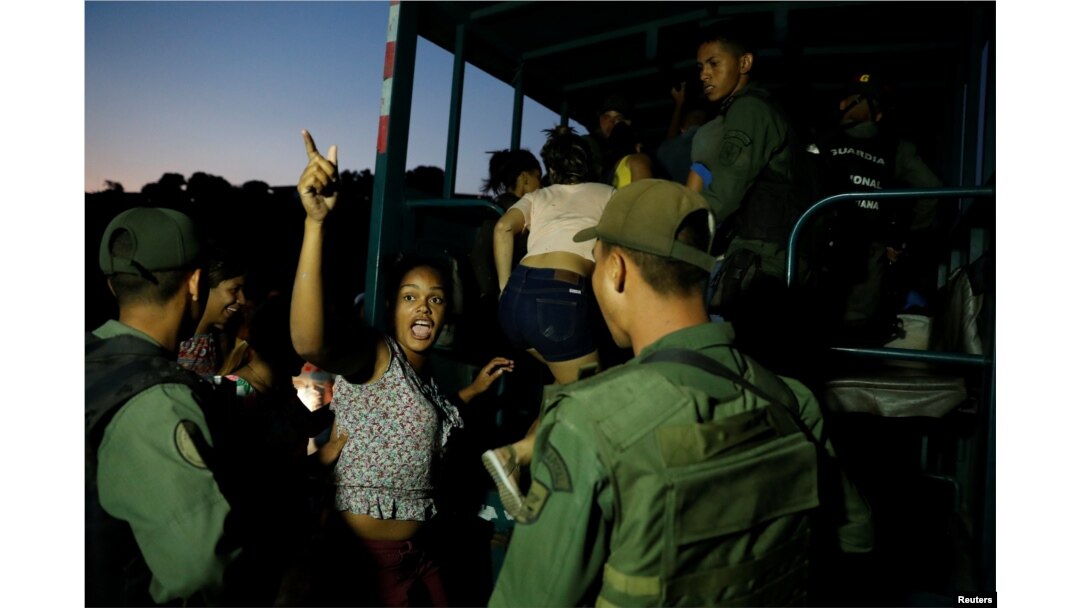 Detenidos por la policía por los saqueos en Caracas.