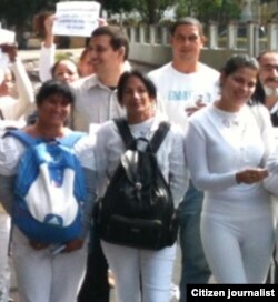 Reporta Cuba. Damas de Blanco de Matanzas (frente), 20 de diciembre. Foto: Ángel Moya.