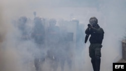 POLICÍA DISPERSA CON GASES LACRIMÓGENOS MARCHAS OPOSITORAS EN CARACAS