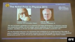 Una pantalla muestra las fotografías del físico belga François Englert (izda) y del físico británico Peter Higgs al ser anunciados como los ganadores del premio Nobel de Física 2013 en Estocolmo (Suecia) hoy, martes 8 de octubre de 2013. Los físicos belga