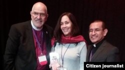 Mariela Castro junto al Rev. Elder Troy Perry, Obispo fundador de la ICM, y el Rev. Elder Héctor Gutiérrez (der.).