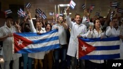 Doctores cubanos en noviembre del 2019, esperando el regreso de médicos que trabajaron en Bolivia (Yamil Lage / AFP).