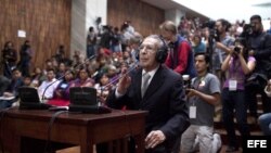 El exgeneral José Efraín Ríos Montt (c) habla en la Corte Suprema de Ciudad de Guatemala. 