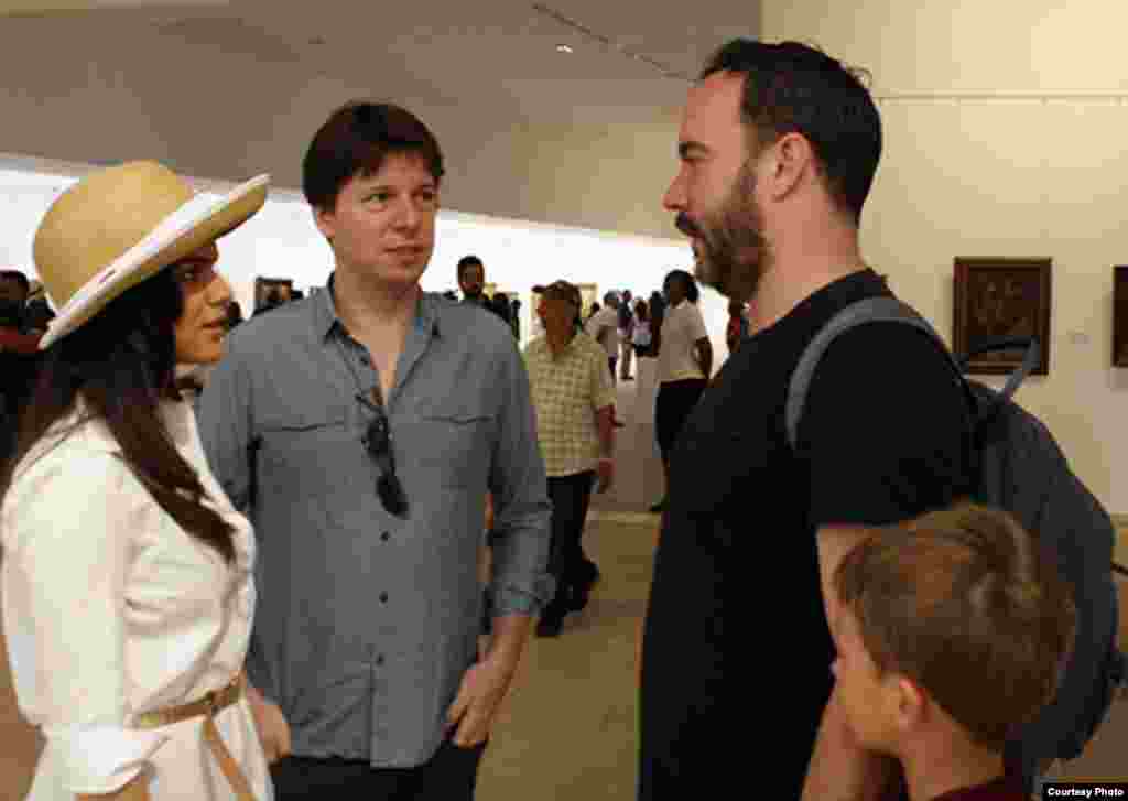 El violinista Joshua Bell (i) y el guitarrista Dave Matthews en el Museo de Bellas Artes de La Habana.