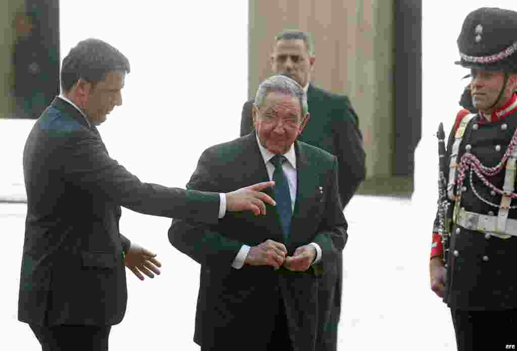 Matteo Renzi, premier italiano, recibe a Raúl Castro.