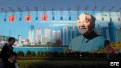 Cartel gigante de Deng Xiaoping en la ciudad de Qingdao (China). 