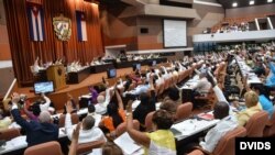 Parlamento cubano aprueba reformas "raulistas" que permiten empresas privadas