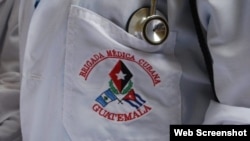 El logo de la brigada médica cubana en Guatemala en la bata de un galeno.