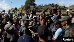 Venezolanos tratan de buscar ayuda en Pacaraima, Roraima, cruce fronterizo con Venezuela.