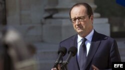 El presidente francés, François Hollande, se dirige a los medios de comunicación momentos después de un consejo de ministros extraordinario por el caso del avión Air Algeria.
