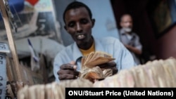 Las remesas son vitales para las familias en los países en desarrollo. Foto: ONU/Stuart Price.