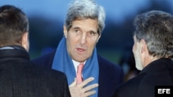  John Kerry (C) arriba a Ginebra hoy 23 Noviembre