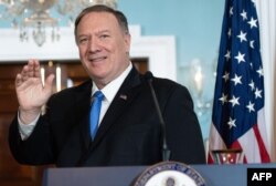 El Secretario de Estado Mike Pompeo saluda al concluir la conferencia de prensa conjunta con el canciller colombiano en Washington (Foto: Saul Loeb/AFP).