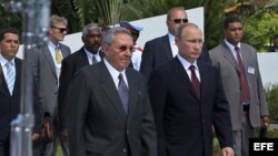 Raúl Castro (i) y Vladimir Putin (d) en la Tumba del Soldado Soviético en Artemisa. 