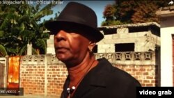 Ronald (Ishmael) LaBeet, fugitivo de la justicia de EE.UU. en su barrio de la ciudad de Holguín, Cuba.