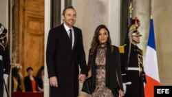 El DJ David Guetta y la modelo cubana Jessica Ledon a la entrada de la cena oficial, este lunes en París.