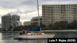 El velero Lourdes-Emica visto desde la bahía, en Miami.
