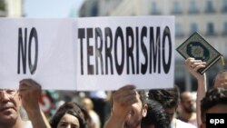 Concentración convocada por el centro cultural islámico de Fuenlabrada, en la Puerta del Sol de Madrid, condenó los atentados en en Barcelona y Cambrils.