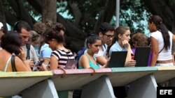 Varios jóvenes navegan por internet usando una red wifi en La Habana (Cuba). 