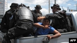 Una mujer detenida por participar en la marcha del 16 de marzo que exigía la liberación de los presos políticos en Nicaragua.