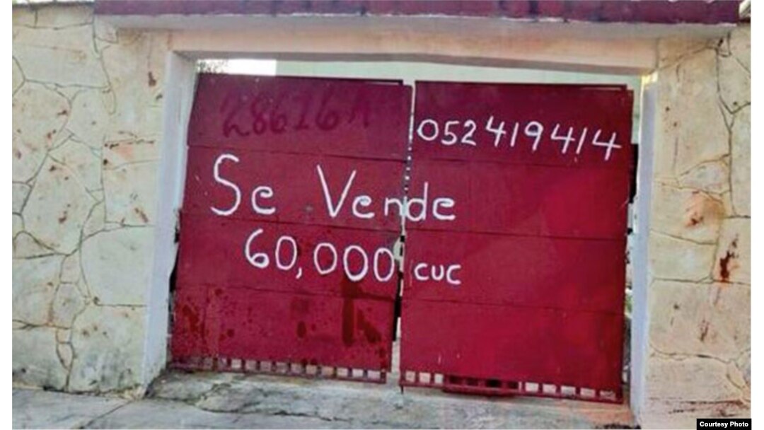 Anuncio de venta en la puerta de un garaje en Cuba. Foto: Yusnaby.