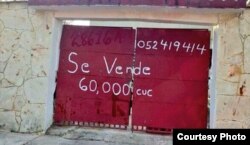 Anuncio de venta en la puerta de un garaje en Cuba. Foto: Yusnaby.