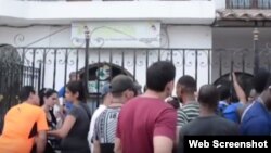 Cubanos frente a las oficinas de Migración, en Turbo, a la espera de poder obtener un salvoconducto. 