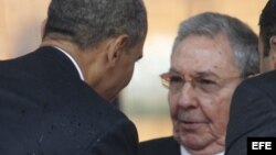 El presidente estadounidense, Barack Obama (i), saluda al gobernante cubano, Raúl Castro. 