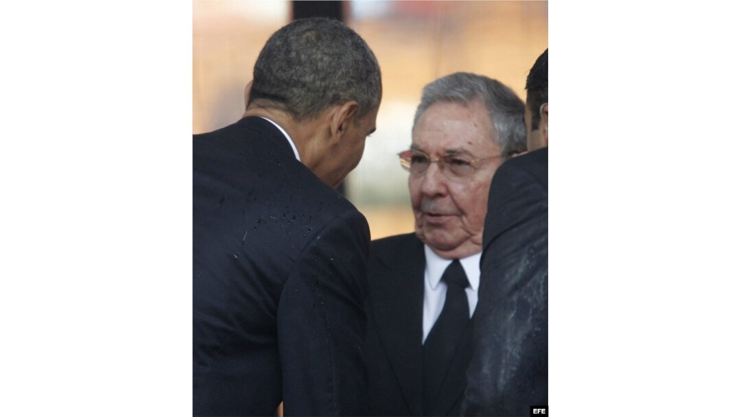 El presidente estadounidense, Barack Obama (i), saluda al gobernante cubano, Raúl Castro.
