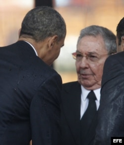 El presidente estadounidense, Barack Obama (i), saluda al gobernante cubano, Raúl Castro.