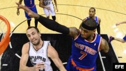 El jugador Carmelo Anthony (d) de los Knicks de Nueva York bloquea un lanzamiento de Manu Ginobili (i) de los Spurs de San Antonio.