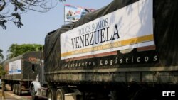 Dos camiones transportan 75 rollos de papel periódico, que la Asociación Colombiana de Editores de Diarios y Medios Informativos, Andiarios envia a los diarios venezolanos.