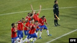 Los jugadores chilenos durante la tanda de penaltis en el partido Chile-Argentina.