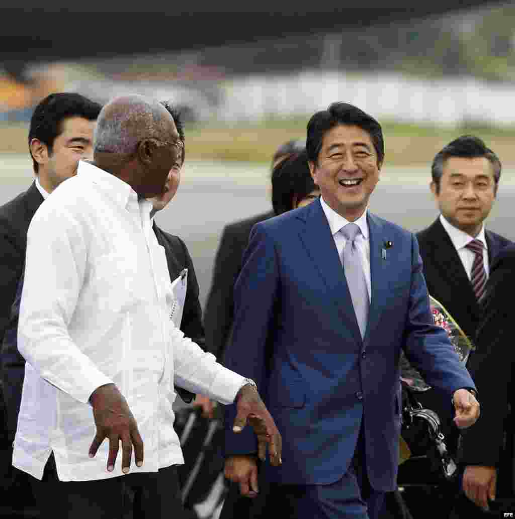 El primer ministro de Japón, Shinzo Abe junto al vicepresidente cubano, Salvador Valdéz Mesa, a su llegada a la isla.