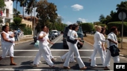 Damas de Blanco en su habitual marcha de los domingos después de misa.