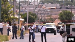 Policías ministeriales resguardan la zona donde fueron asesinadas once personas el viernes 3 de agosto de 2018, en Ciudad Juárez, Chihuahua (México)